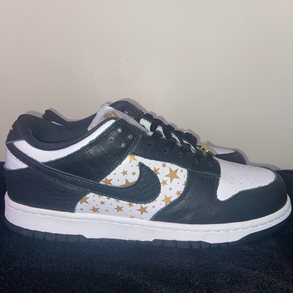 NIKE SB DUNK LOW X SUPREME
